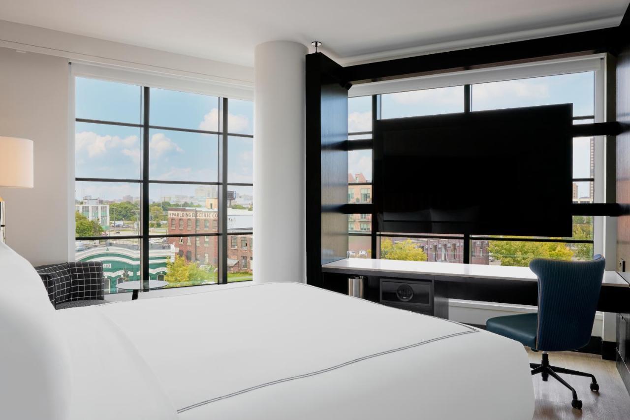 Corner Deluxe King Room - Mobility Accessible