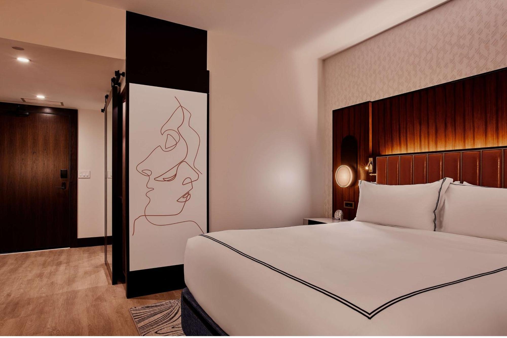 Deluxe Corner King Room