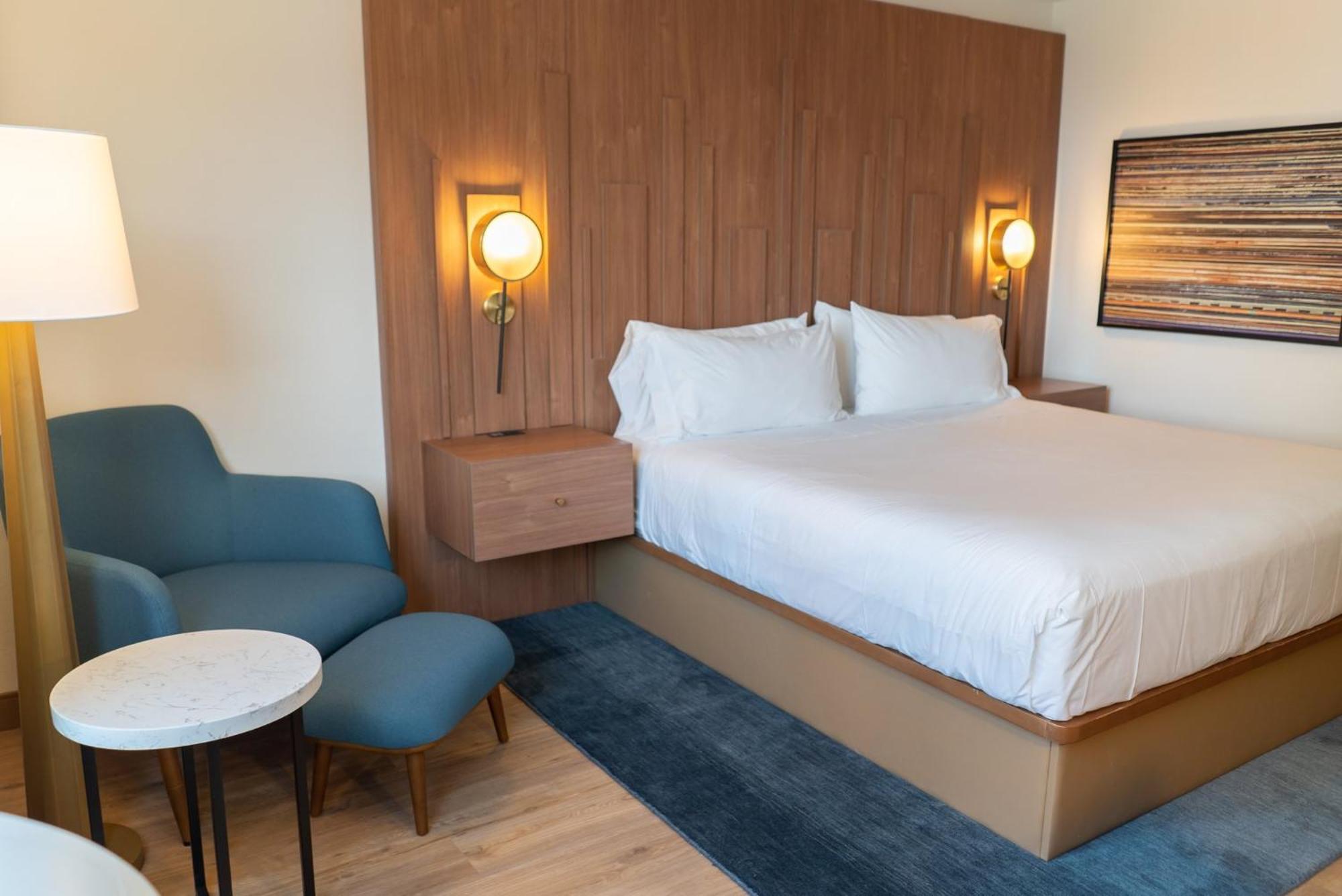 Standard King Room with Mobility Accessible Tub